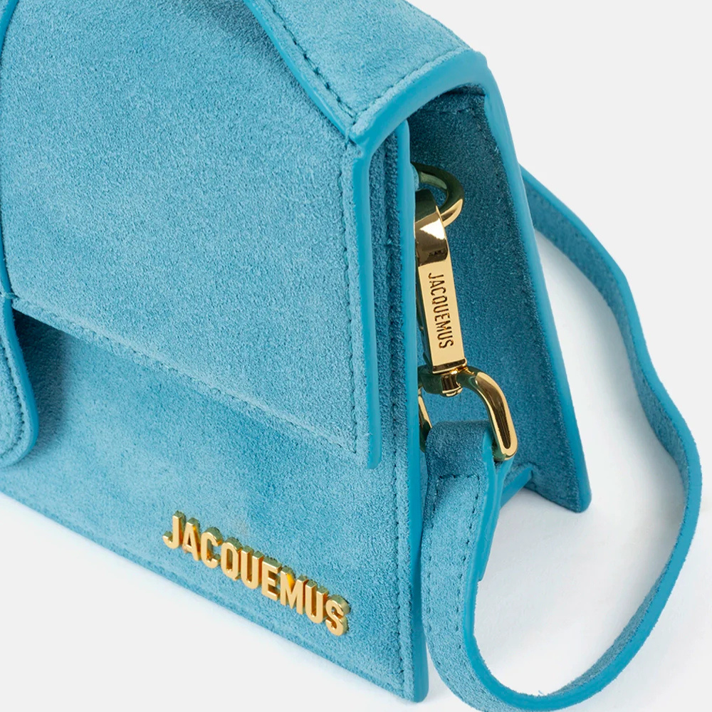 Jacquemus – Le Grand Bambino Celeste scamosciata con logo oro