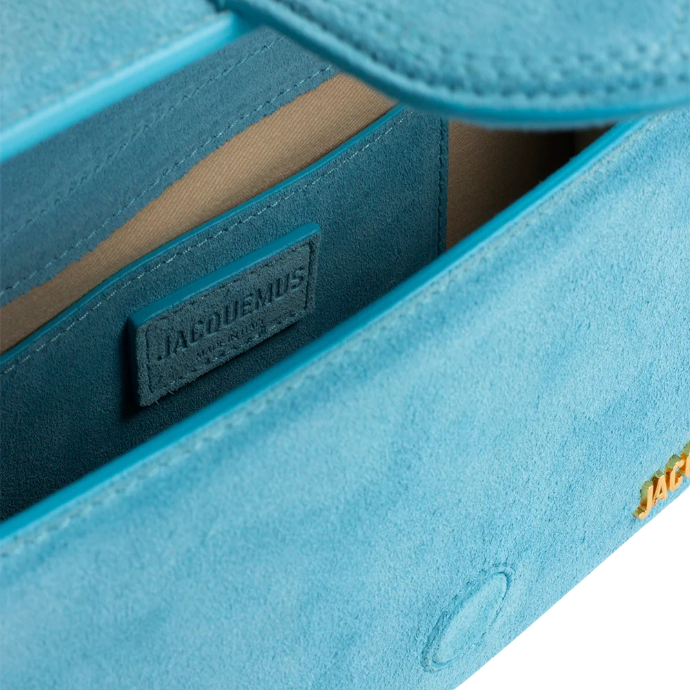 Jacquemus – Le Grand Bambino Celeste scamosciata con logo oro